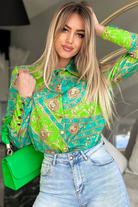 Camicia elegante Moda-Mania in turchese e verde chiaro con fantasia damascata e bottoni dorati, tessuto raffinato e dettagli sofisticati