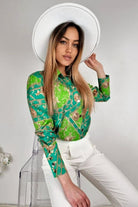 Camicia elegante Moda-Mania turchese e verde chiaro con fantasia damascata e bottoni dorati, tessuto raffinato e dettagli sofisticati