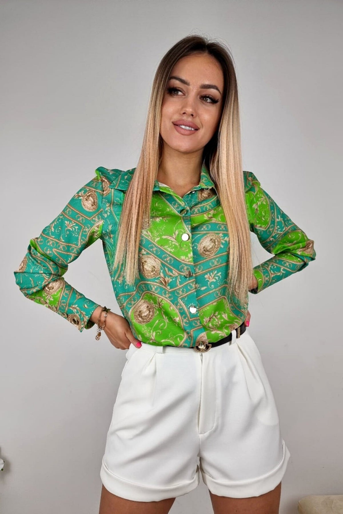 Camicia elegante Moda-Mania turchese e verde chiaro con fantasia damascata e bottoni dorati, tessuto raffinato e dettagli curati