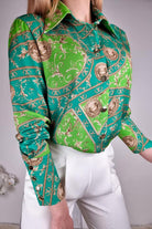 Camicia elegante Moda-Mania in turchese e verde chiaro con fantasia damascata e bottoni dorati, tessuto leggero e dettagli raffinati