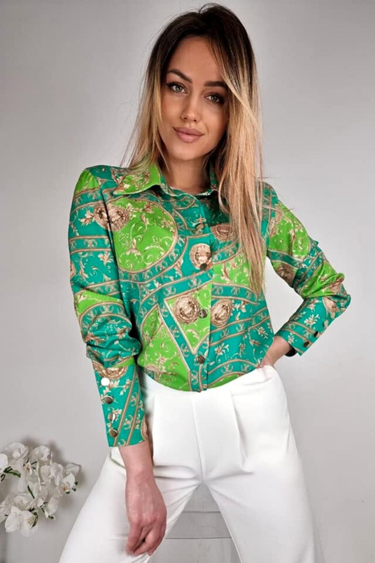Camicia elegante Moda-Mania turchese e verde chiaro con fantasia damascata e bottoni dorati, dettaglio di stile raffinato.