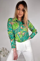 Camicia elegante Moda-Mania turchese e verde chiaro con fantasia damascata e bottoni dorati, dettaglio di stile raffinato.