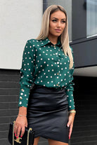 Camicia elegante verde con fantasia pois beige, bottoni dorati, pronta da indossare, marca Moda-Mania.