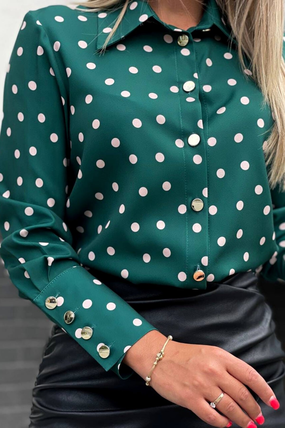 Camicia elegante verde a fantasia pois beige con bottoni dorati, Moda-Mania, vista frontale, tessuto leggero e dettagli raffinati.