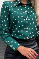Camicia elegante verde a fantasia pois beige con bottoni dorati, Moda-Mania, vista frontale, tessuto leggero e dettagli raffinati.