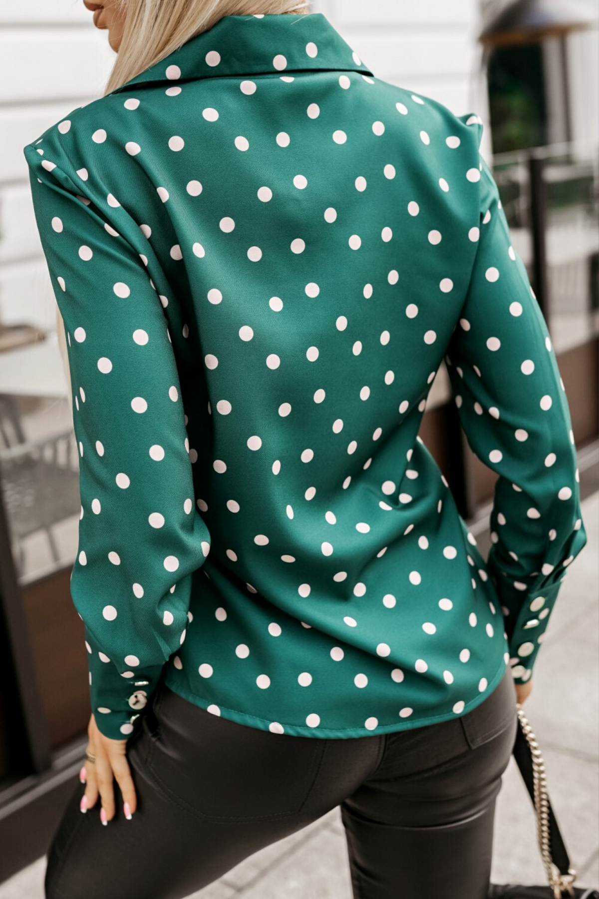 Camicia elegante verde con fantasia a pois beige e bottoni dorati, brand Moda-Mania, dettaglio di alta qualità e stile raffinato.