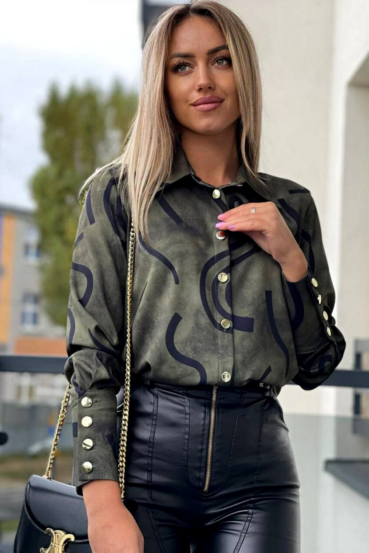 Camicia elegante verde kaki a fantasia nera con bottoni dorati, marca Moda-Mania, dettaglio di bottoni e tessuto in tessuto.