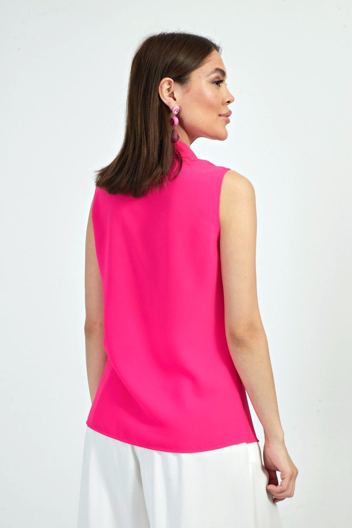 Camicia fucsia senza maniche di Moda-Mania con dettagli di catenella nera rimovibile, tessuto leggero e stile elegante.