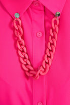 Camicia fucsia senza maniche di Moda-Mania con catenella nera rimovibile, tessuto leggero e stile elegante.