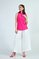 Camicia fucsia senza maniche della Moda-Mania con catenella nera rimovibile, dettagli eleganti e tessuto leggero.
