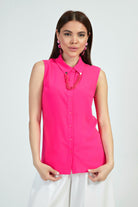 Camicia fucsia senza maniche di Moda-Mania con catenella nera rimovibile, tessuto leggero e stile elegante.