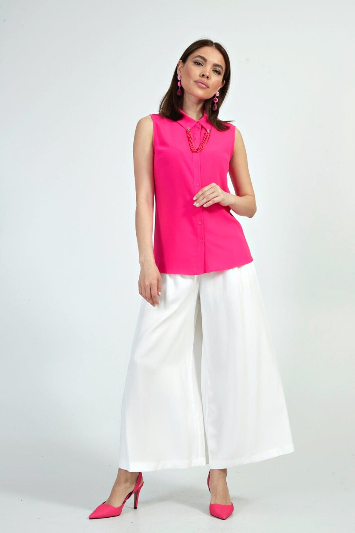 Camicia fucsia senza maniche di Moda-Mania con catenella nera rimovibile, dettagli moda, tessuto leggero e stile estivo.