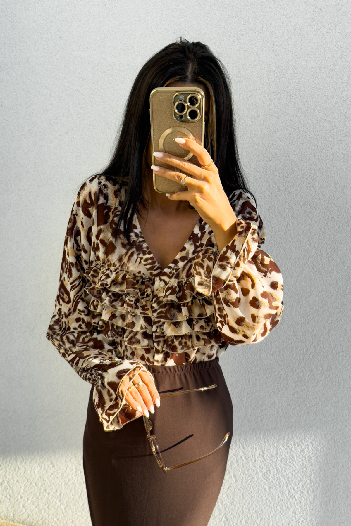 Camicia in georgette a stampa maculata Moda-Mania con scollo a V, ruches e maniche con polsini a volants, elegante e femminile
