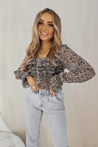Camicia in georgette con stampa maculata piccola, scollo a V, rouche e maniche con polsini a volants, marca Moda-Mania.