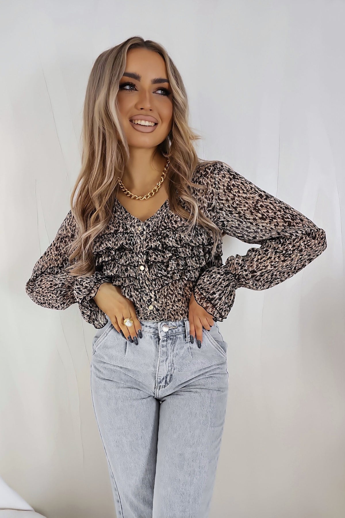 Camicia Moda-Mania in georgette con stampa maculata piccola, scollo a V, rouche e maniche con polsini a volants.