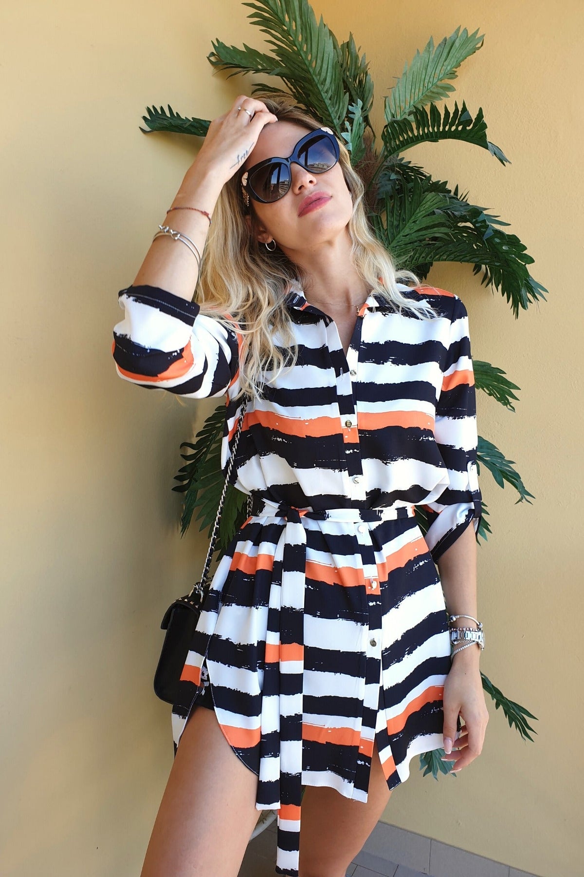 Camicia lunga bianca a fantasia righe nere e arancione con spacchi laterali e cinturino, abiti corti Moda-Mania.