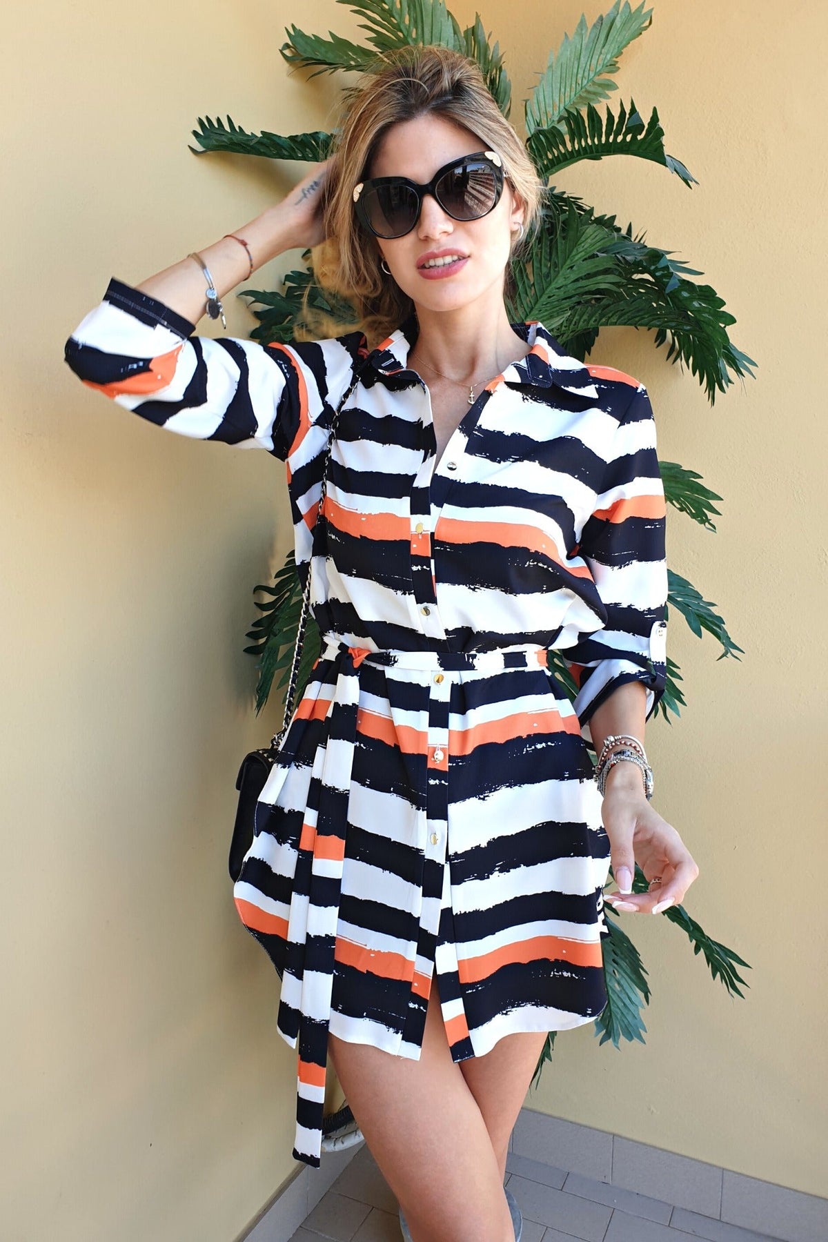 Camicia lunga bianca Moda-Mania con fantasia righe nere e arancioni, spacchi laterali e cinturino, abiti corti elegante.
