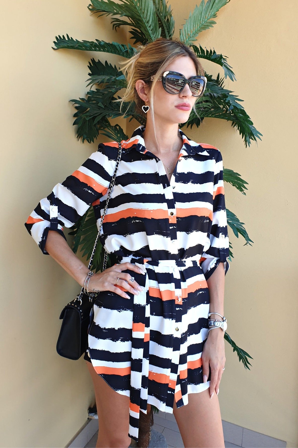 Camicia lunga bianca Moda-Mania con righe nere e arancioni, spacchi laterali e cinturino, abiti corti femminili.
