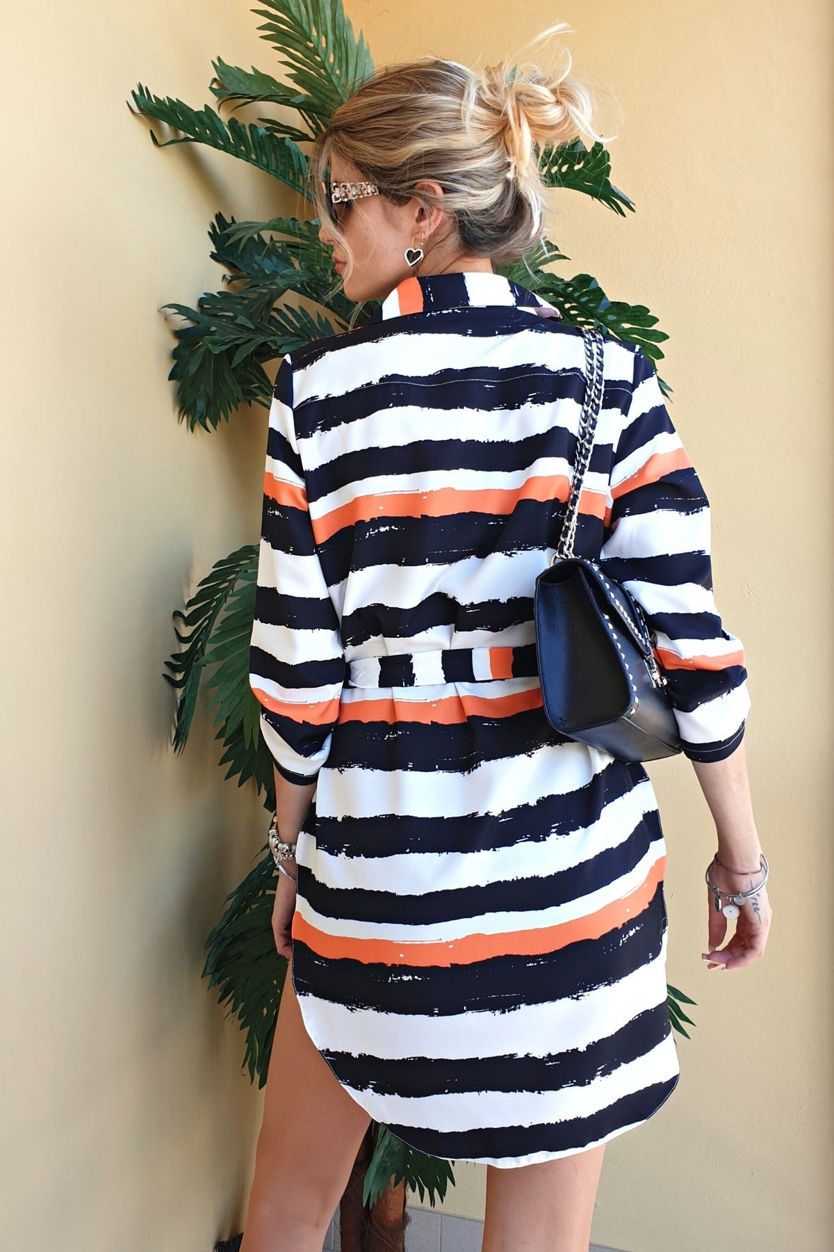 Camicia lunga bianca a fantasia a righe nere e arancione con spacchi laterali e cinturino, brand Moda-Mania, abiti corti.