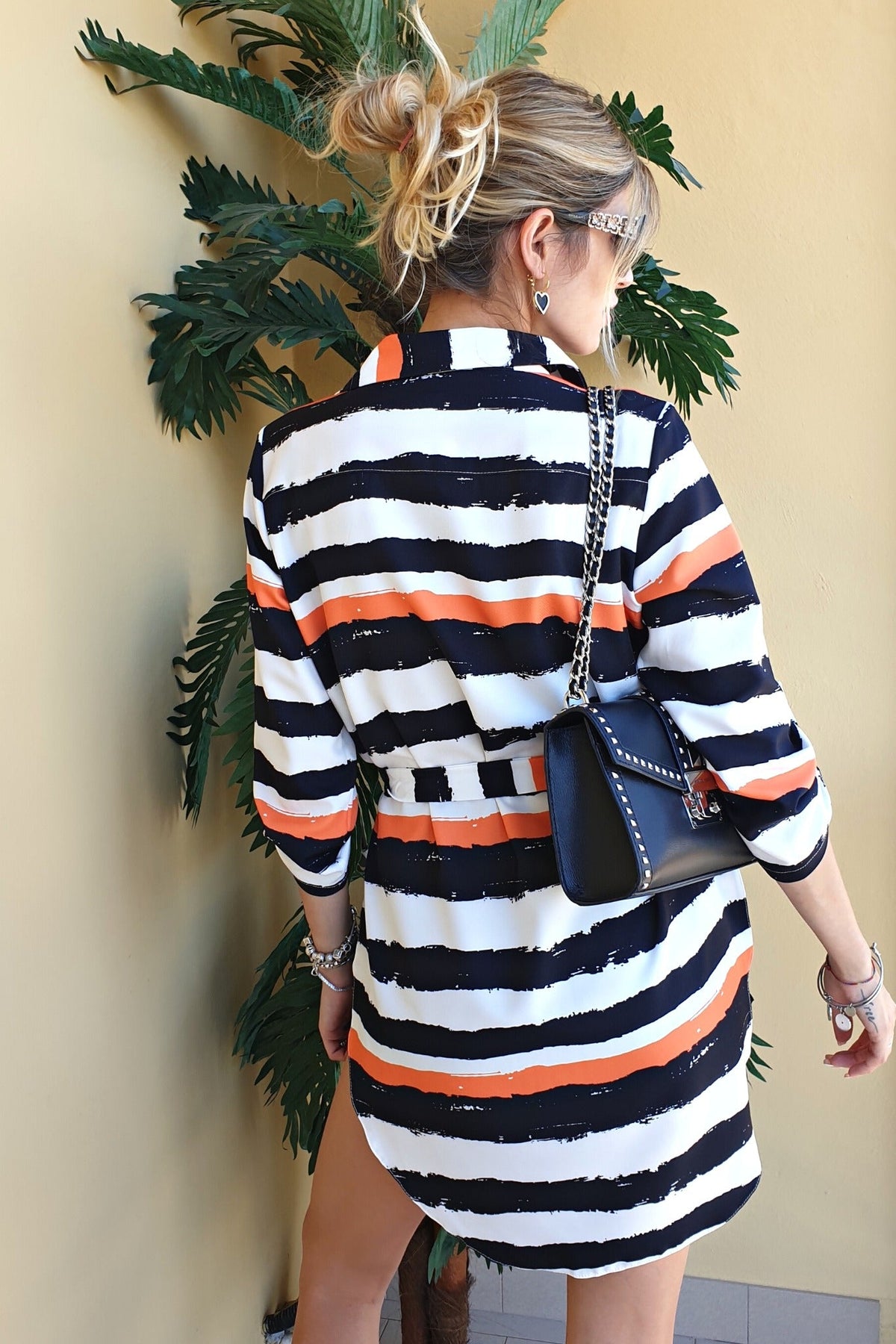 Camicia lunga bianca Moda-Mania con fantasia a righe nere e arancioni, spacchi laterali e cinturino, abiti corti elegante e casual