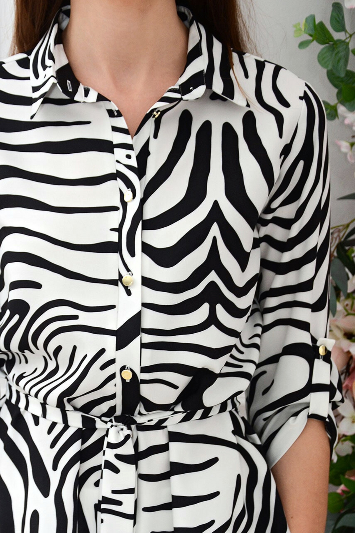 Camicia lunga bianca con fantasia zebrata nera, spacchi laterali e cinturino, modello Moda-Mania, tessuto leggero e elegante.