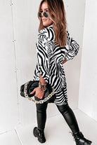 Camicia lunga bianca a fantasia zebrata nera con spacchi laterali e cinturino, camicia di moda Mania, stile elegante e moderno