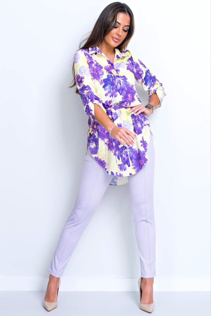 Camicia lunga giallo pastello a fantasia floreale violetto con spacchi laterali e cinturino