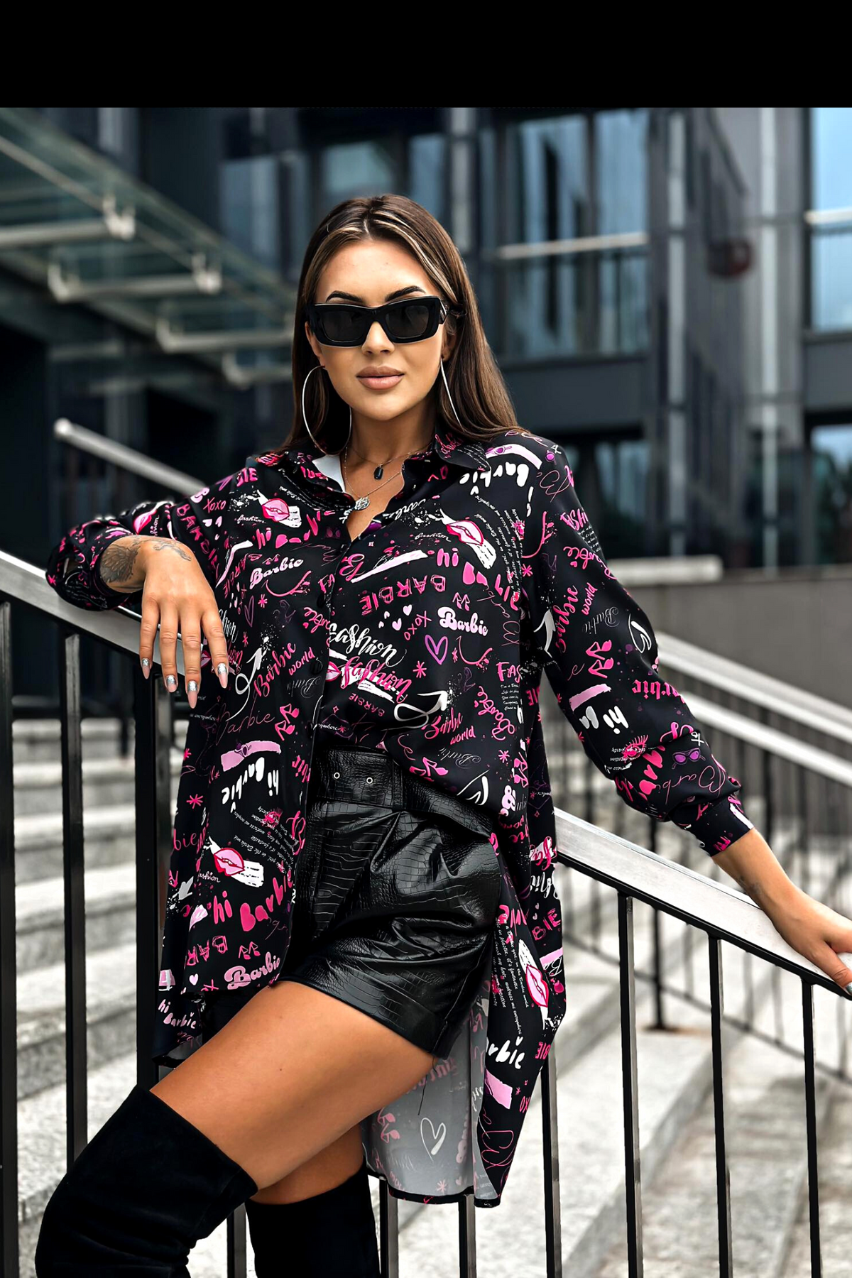Camicia lunga oversize nera Moda-Mania con scritte rosa, magenta e viola, morbida e comoda, stile casual e trendy.