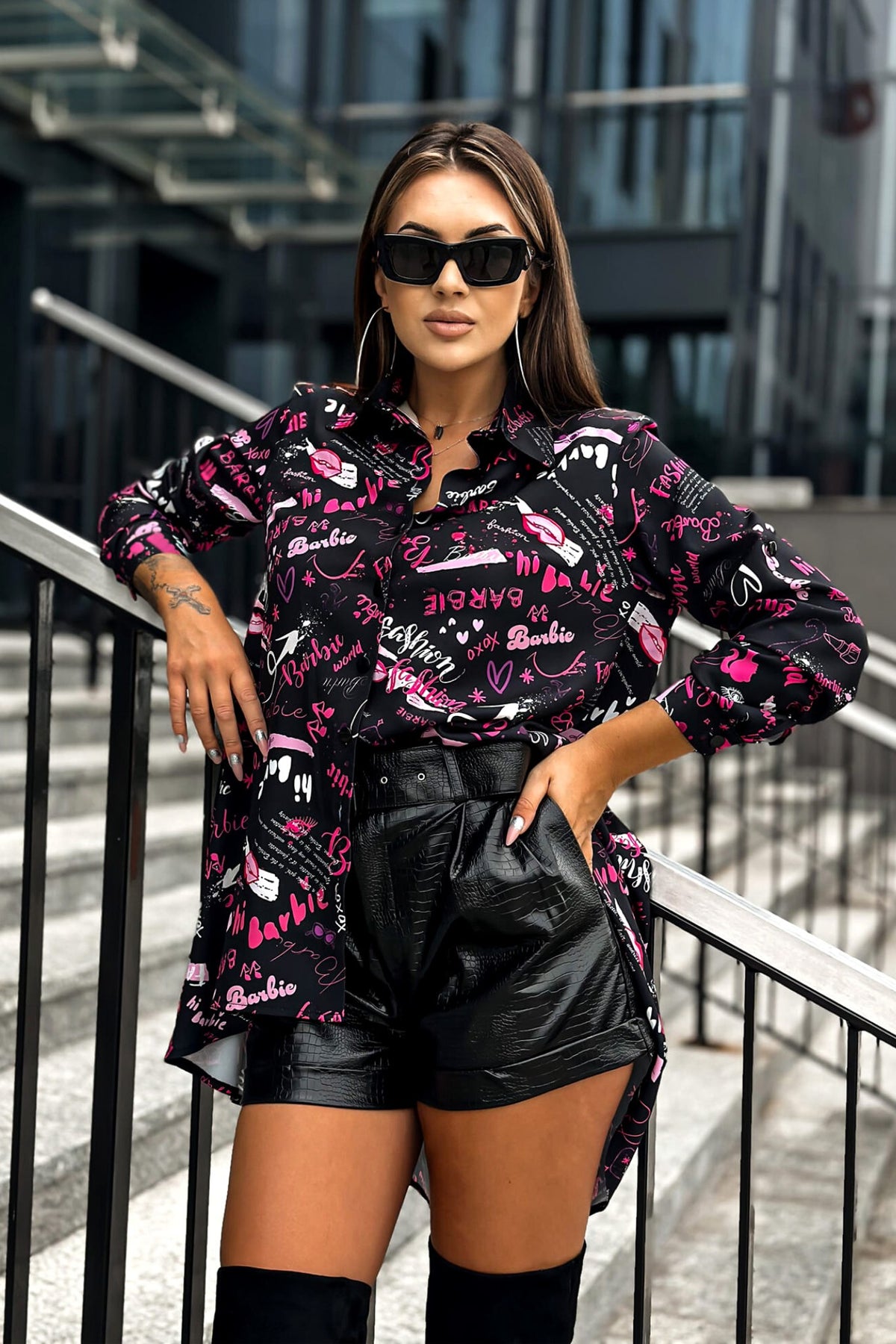 Camicia lunga oversize nera Moda-Mania con scritte rosa, magenta e viola, tessuto comodo e stile casual.