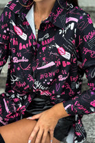 Camicia lunga oversize nera Moda-Mania con scritte rosa, magenta e viola, tessuto comodo e stile casual elegante.