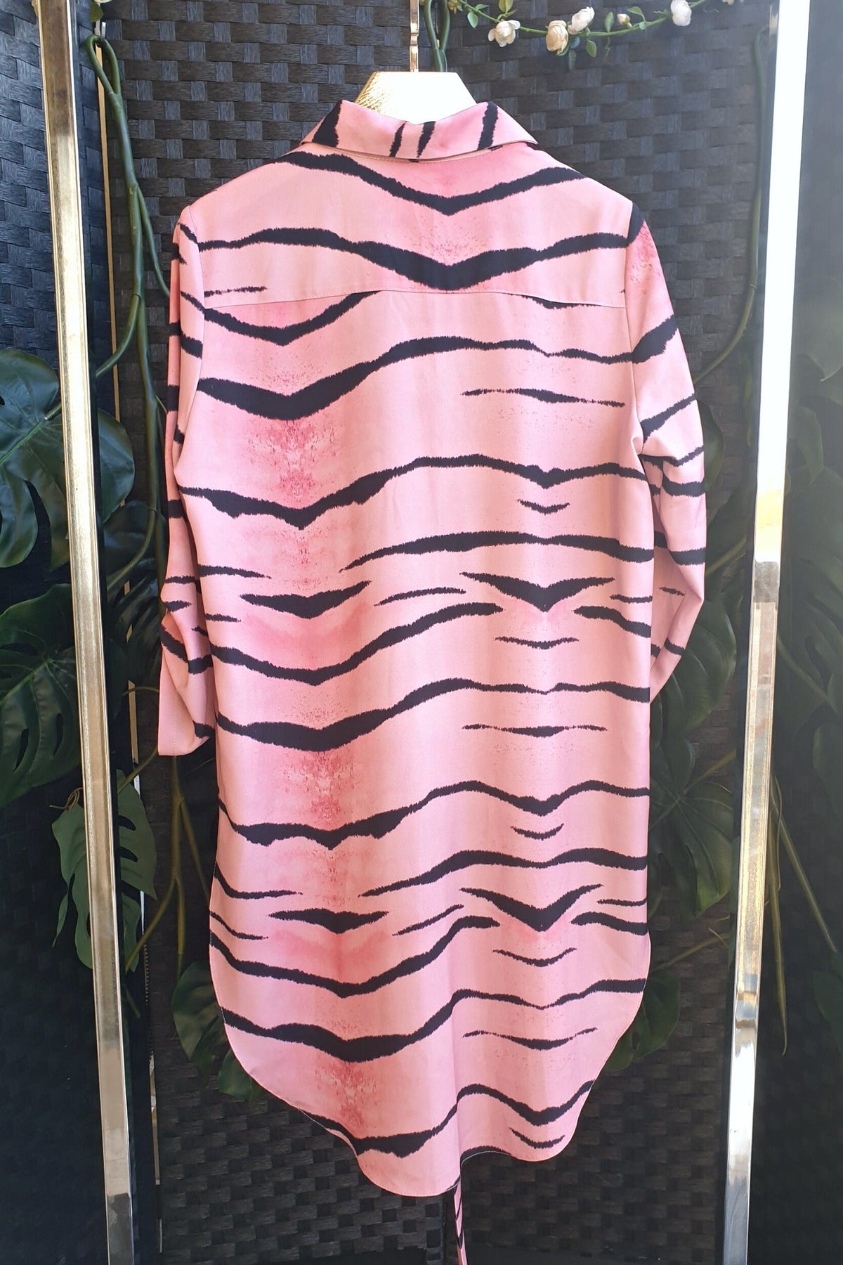Camicia lunga rosa a fantasia zebrata con spacchi laterali e cinturino, modello Moda-Mania, tessuto leggero e stile elegante.