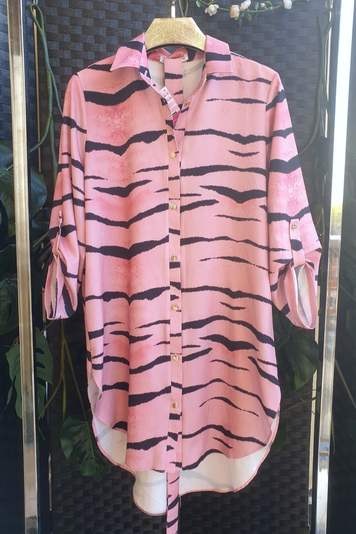 Camicia lunga rosa a fantasia zebrata di Moda-Mania con spacchi laterali e cinturino, tessuto leggero e stile elegante.