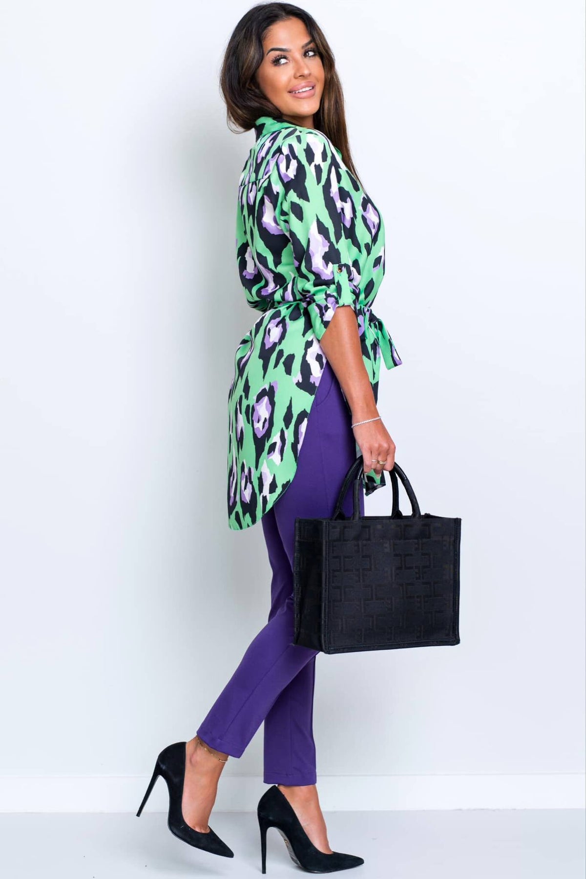 Camicia lunga verde pastello a fantasia maculata lilla e nera di Moda-Mania, con spacchi laterali e cinturino.
