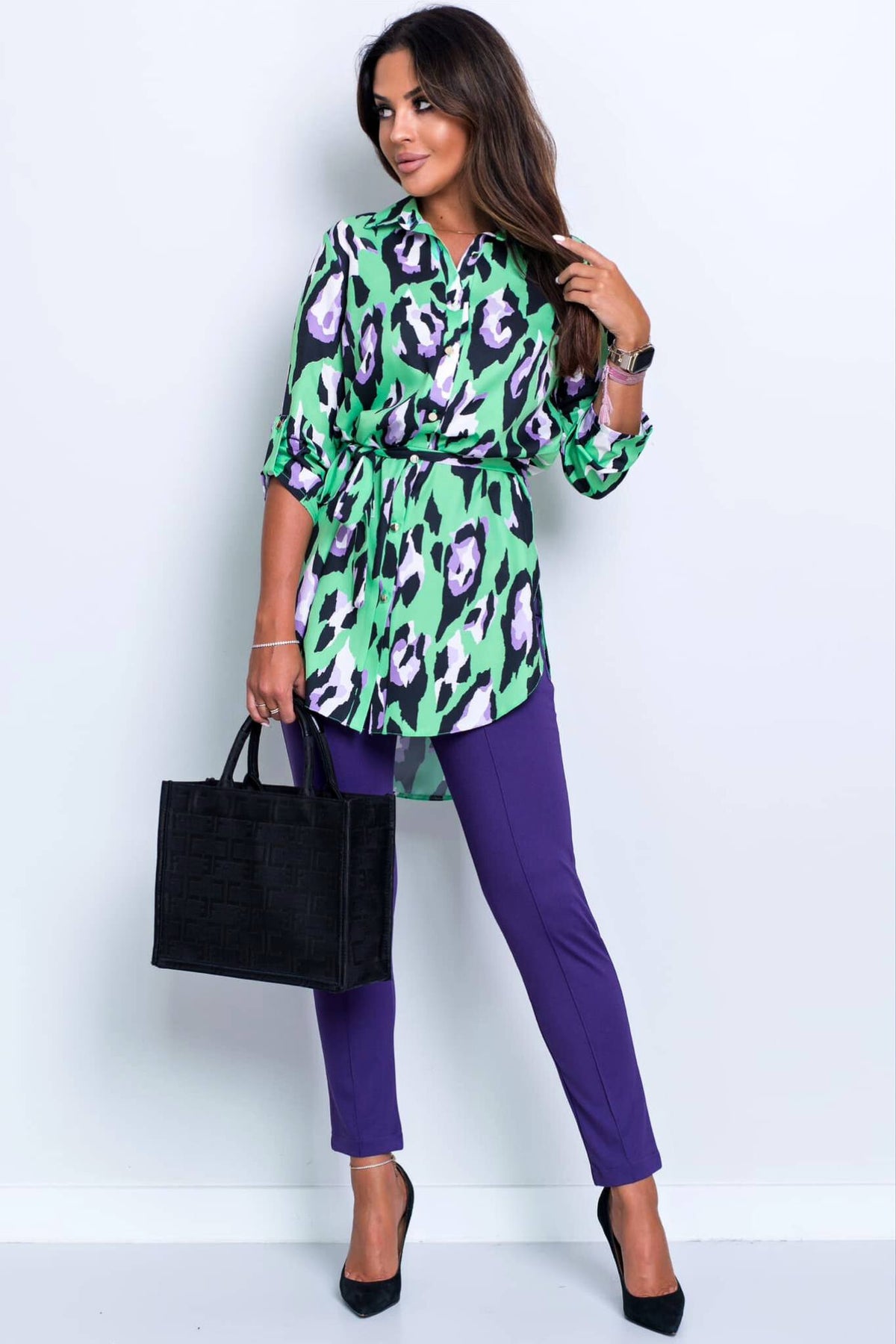 Camicia lunga verde pastello a fantasia maculata lilla e nera con spacchi laterali e cinturino, marca Moda-Mania.