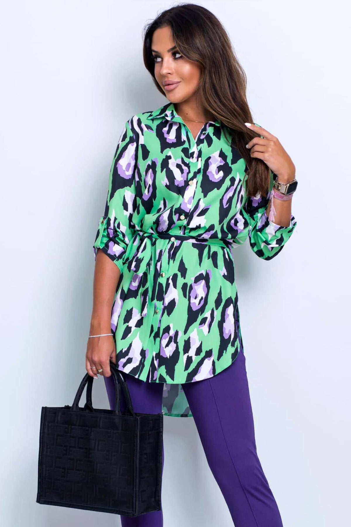 Camicia lunga verde pastello a fantasia maculata lilla e nera di Moda-Mania con spacchi laterali e cinturino, tessuto leggero.