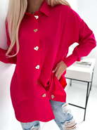 Camicia oversize magenta fucsia Moda-Mania con bottoni dorati a forma di cuore, lunga e ampia, tessuto morbido e leggero.