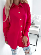 Camicia oversize magenta fucsia Moda-Mania con bottoni dorati a forma di cuore, lunga e ampia, tessuto morbido e elegante.