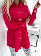 Camicia oversize magenta fucsia Moda-Mania con bottoni decorativi dorati a forma di cuore, lunga e ampia, in tessuto leggero.