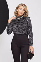 Camicia nera a fantasia pois Fofy con collo alto, jabout e collana in perle, dettaglio di una camicia elegante e alla moda