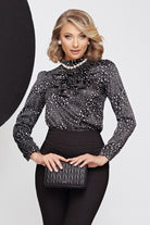 Camicia nera a fantasia pois Fofy con collo alto, jabout e collana in perle, tessuto leggero e stile elegante.