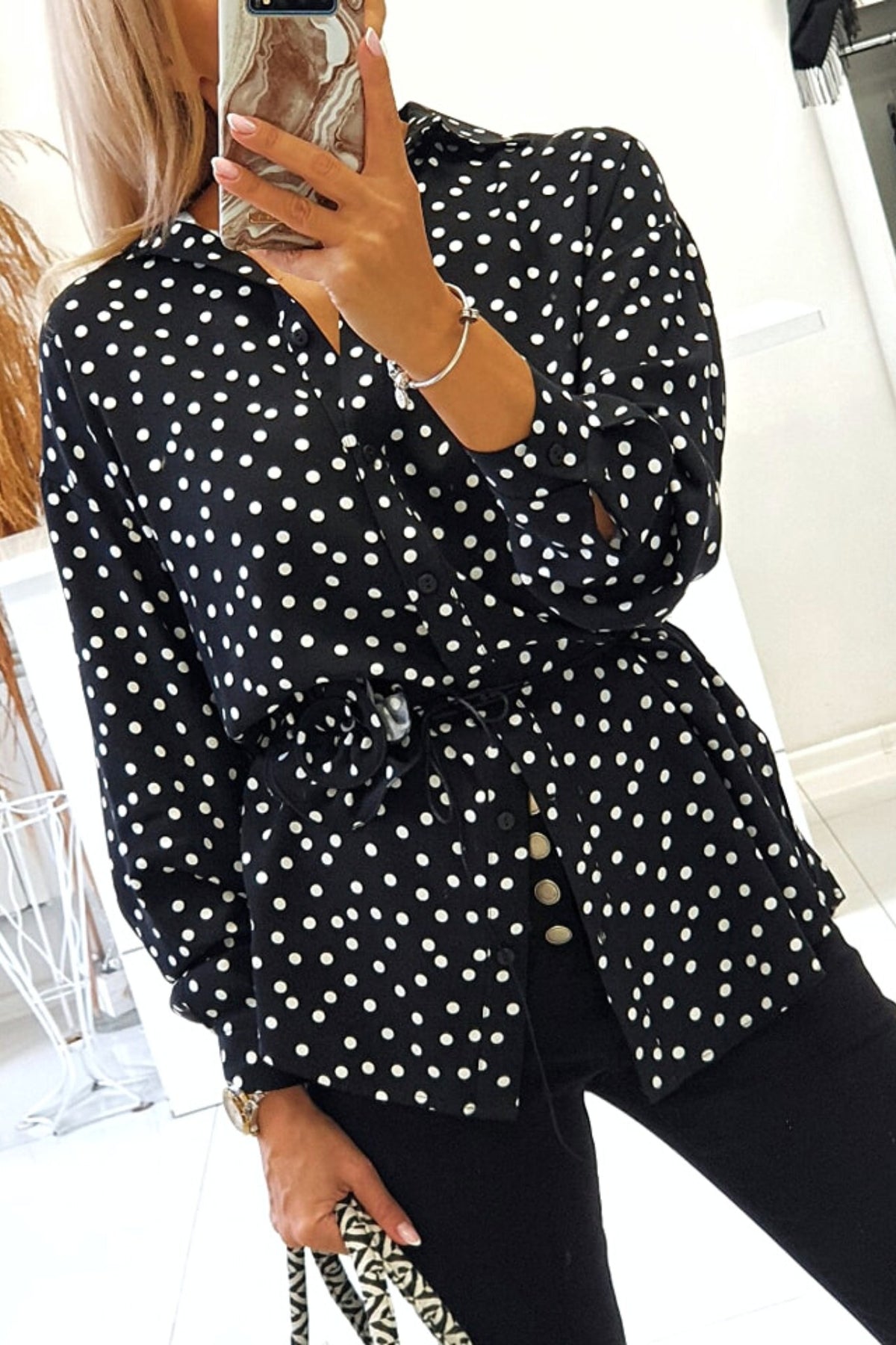 Camicia nera a pois bianchi in viscosa con fiore in tessuto, delicato dettaglio decorativo, marca Moda-Mania.