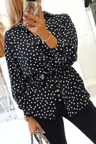 Camicia nera a pois bianchi in viscosa con fiore in tessuto, delicato dettaglio decorativo, marca Moda-Mania.