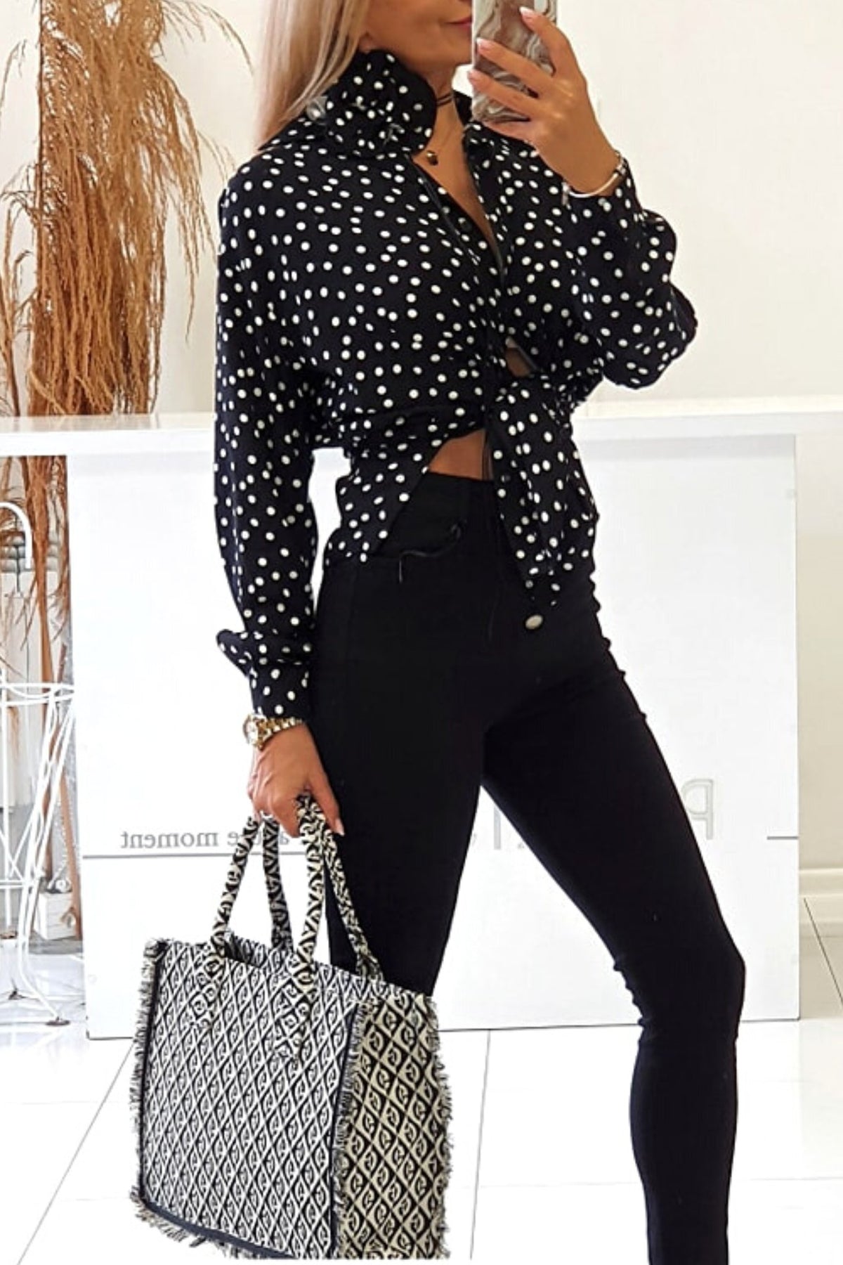 Camicia nera in viscosa con pois bianchi e fiore in tessuto come accessorio, stile Moda-Mania, vestibilità elegante e casual.