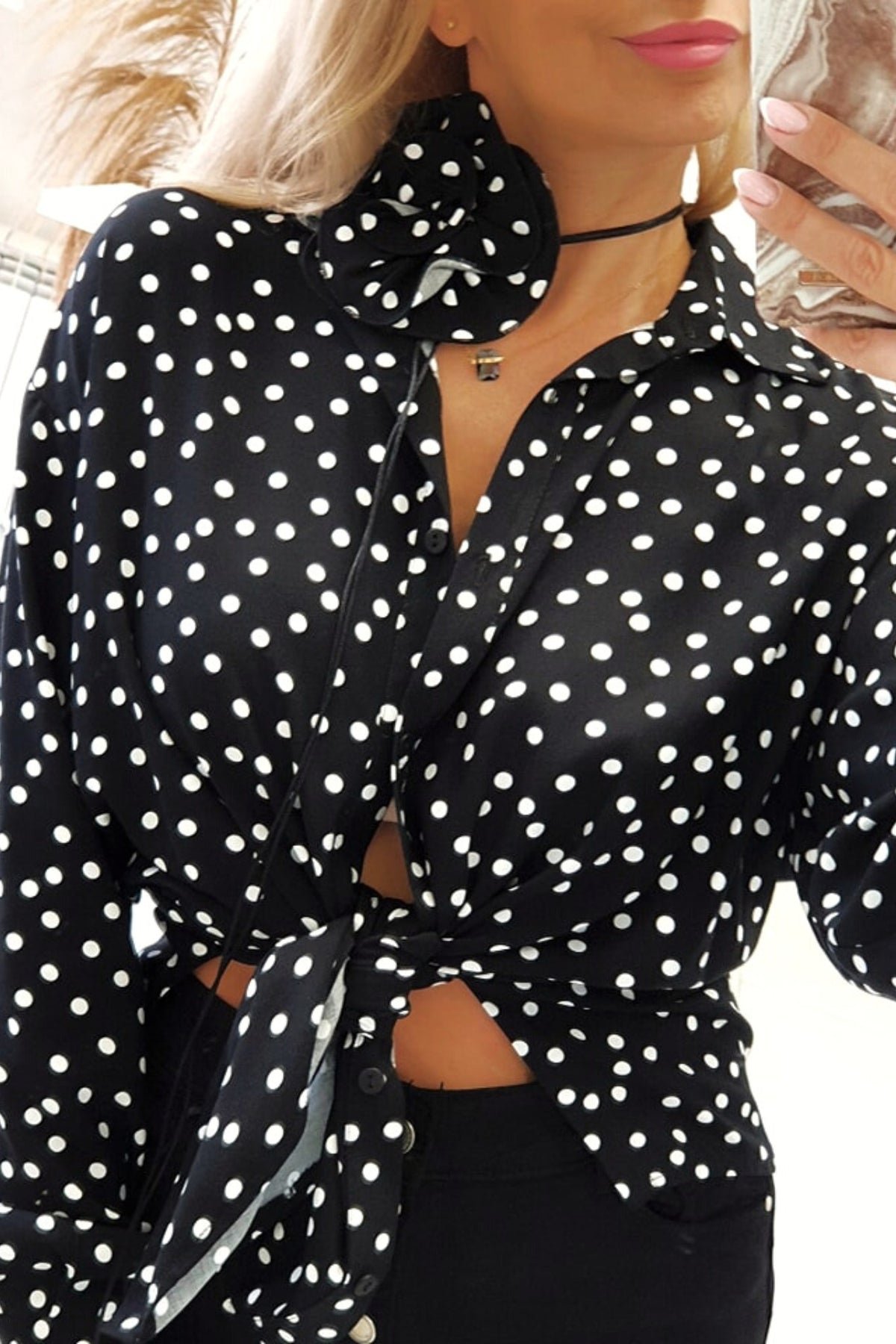Camicia nera in viscosa con pois bianchi, accessoriata con fiore in tessuto, stile casual e femminile, marca Moda-Mania.
