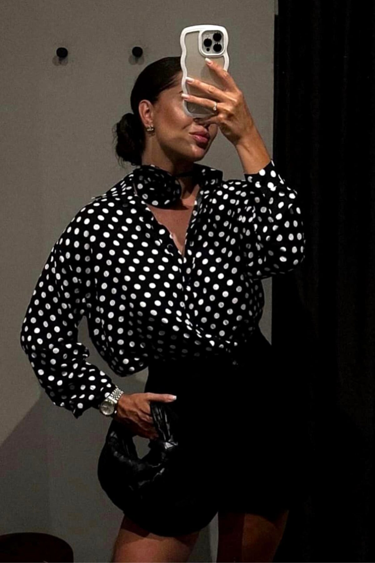 Camicia nera in viscosa con stampa pois bianchi e fiore in tessuto, camicia moda-mania, stile elegante e femminile