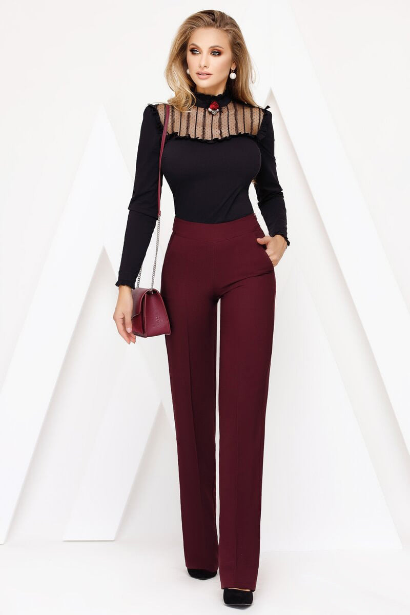 Camicia nera elasticizzata Fofy con inserto in tulle, fiocco e spilla a fiore, tessuto morbido e dettagli femminili.