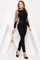 Camicia nera elegante Fofy con maniche a sbuffo in tulle e polsini alti, dettaglio di stile e raffinatezza.