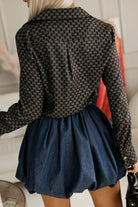 Camicia nera in viscosa Moda-Mania con fantasia lettera GG, bottoni dorati, stile elegante e moderno, dettaglio della parte superiore
