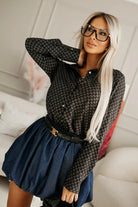 Camicia nera in viscosa Moda-Mania con fantasia lettera GG, bottoni dorati, stile elegante e moderno, dettagli di moda sofisticati