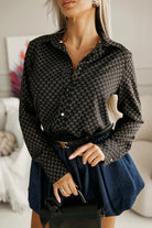 Camicia nera in viscosa con fantasia fashion lettera GG e bottoni dorati, marchio Moda-Mania, dettaglio elegante e alla moda.